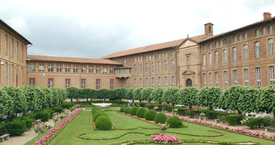 En bord de Garonne, l'hôpital de l'Hôtel Dieu à Toulouse