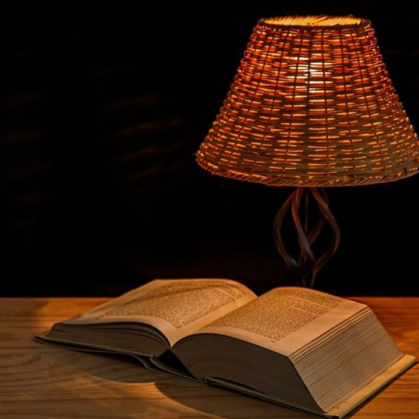 livre et lampe de chevet Lire à la lumière d'une simple lampe de chevet.