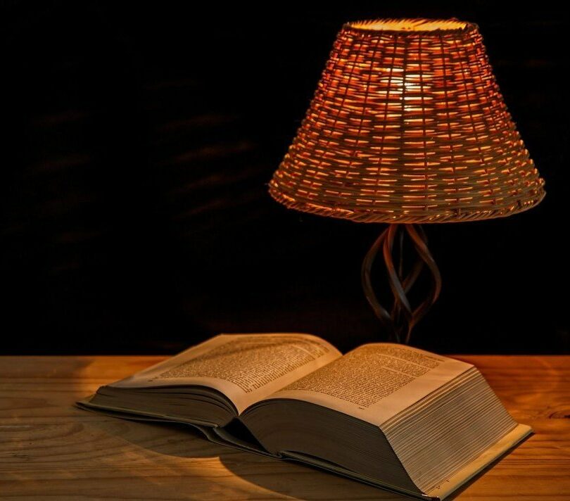 Lire à la lumière d'une simple lampe de chevet.