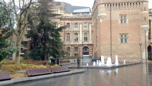 Claude Nougaro s'avançant Place Charles-de-Gaule à Toulouse