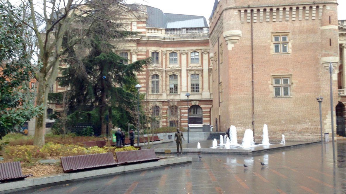 Claude Nougaro s'avançant Place Charles-de-Gaule à Toulouse