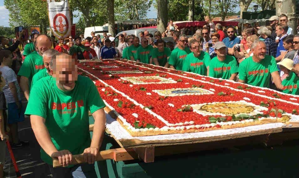 Tarte géante à la fraise de Lapeyrouse-Fossat