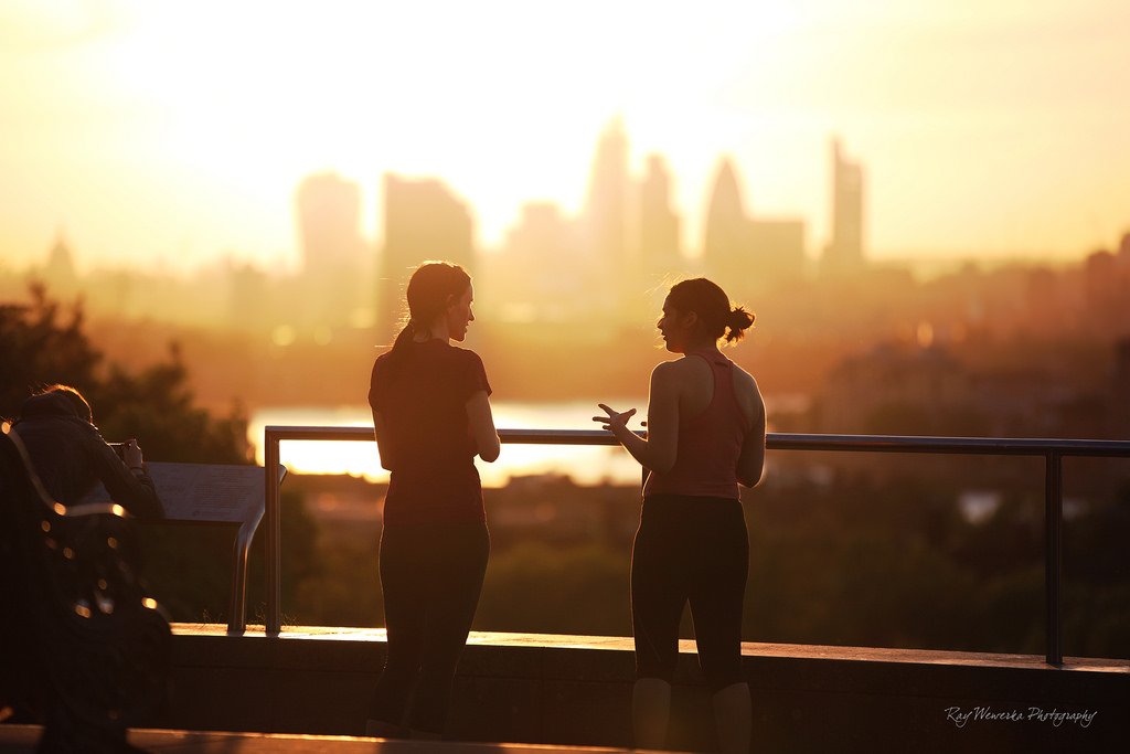 conversation entre deux personnes